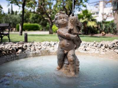 ...e i sentieri sono poi impreziositi da fontane con putti, figure allegoriche... 